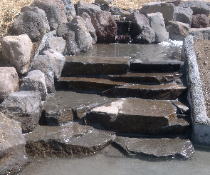 鉄平石を使った滝のある池