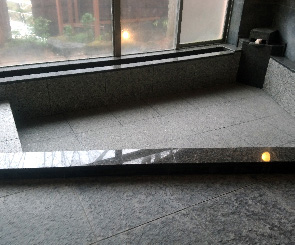 御影石を使った温泉の浴室