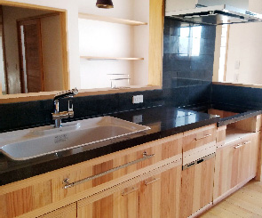 鉄平石のキッチンカウンター